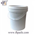 Hvítar plastföturur með plasthandfangi